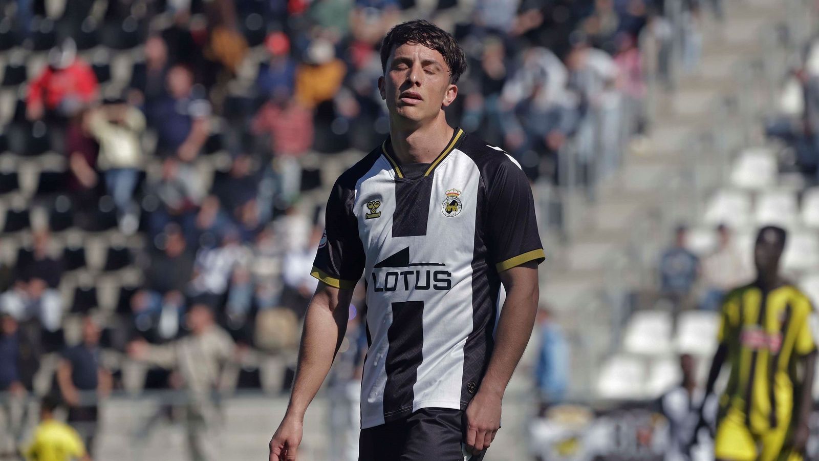 Pepe Rincón expresa la frustración de los locales tras consumarse el empate con el San Roque de Lepe