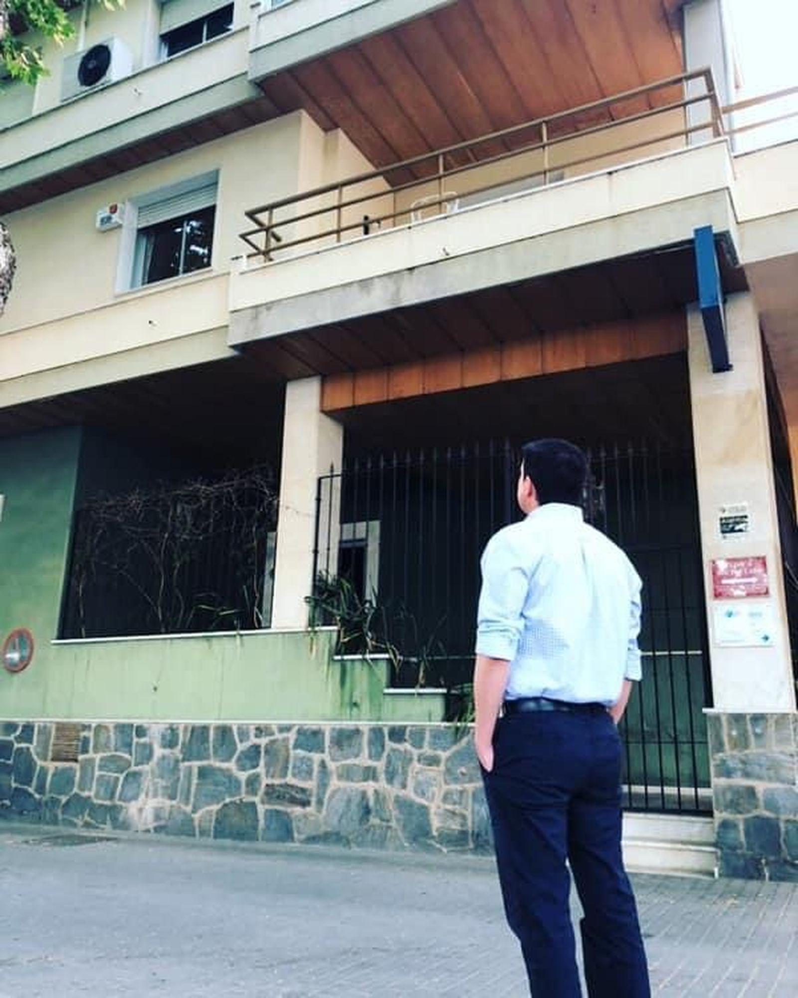 Javier Aureliano García Molina ante la clínica del Dr. Caba