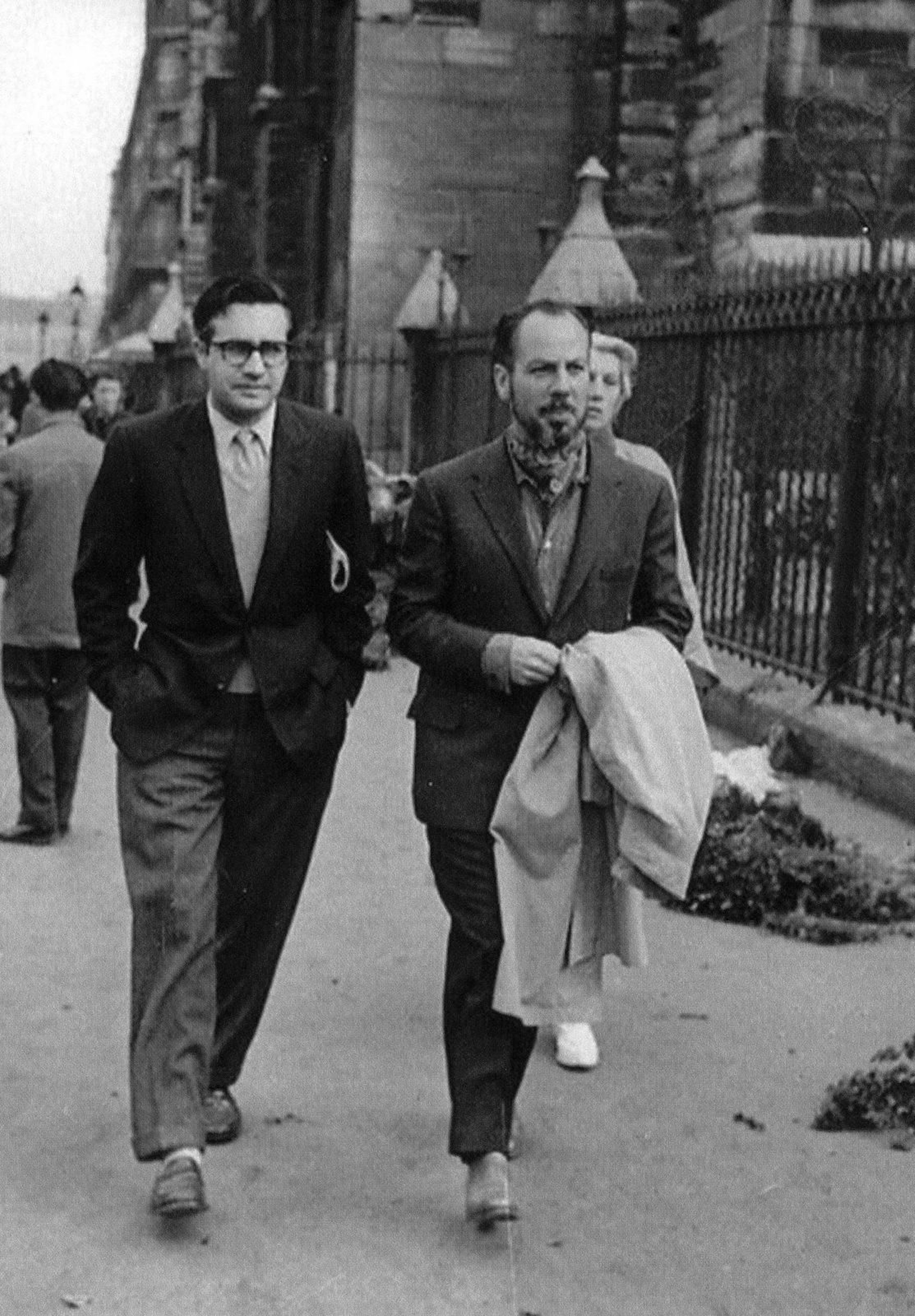 1. Dos de los escritores que aparecen en este Diccionario centrado en los autores que conocieron el exilio, Manuel Altolaguirre y Emilio Prados, en la imagen en Ciudad de México hacia 1954. 2. María Zambrano, en La Habana, en 1942. 3. José Bergamín. 4. Tomás Segovia y Ramón Gaya, fotografiados en París en 1956.