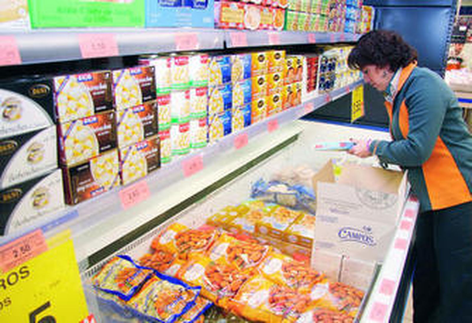 Una empleada efectúa tareas de reposición en un supermercado Mercadona.