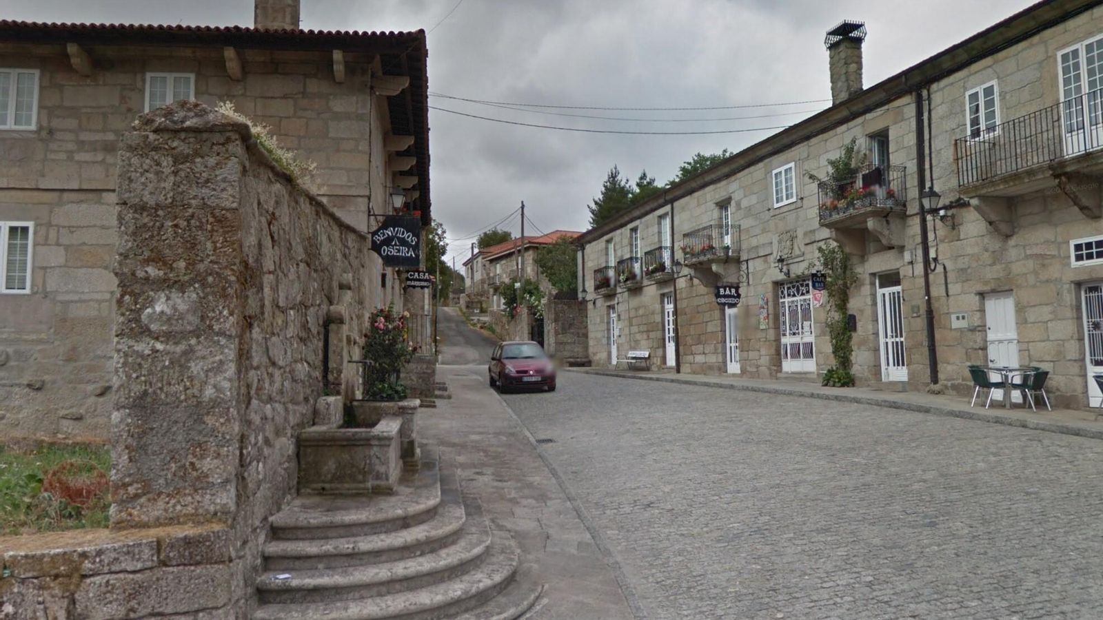 Al salir del Monasterio de Oseira, el Camino dobla por una calle con bares. El recorrido sigue la cuesta de cemento al fondo.