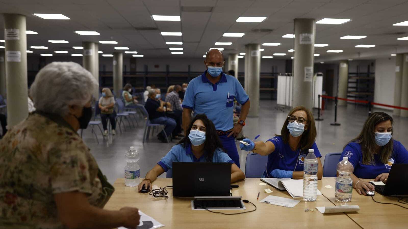 Punto de vacunación contra la gripe y la covid en la Facultad de Derecho en Sevilla.