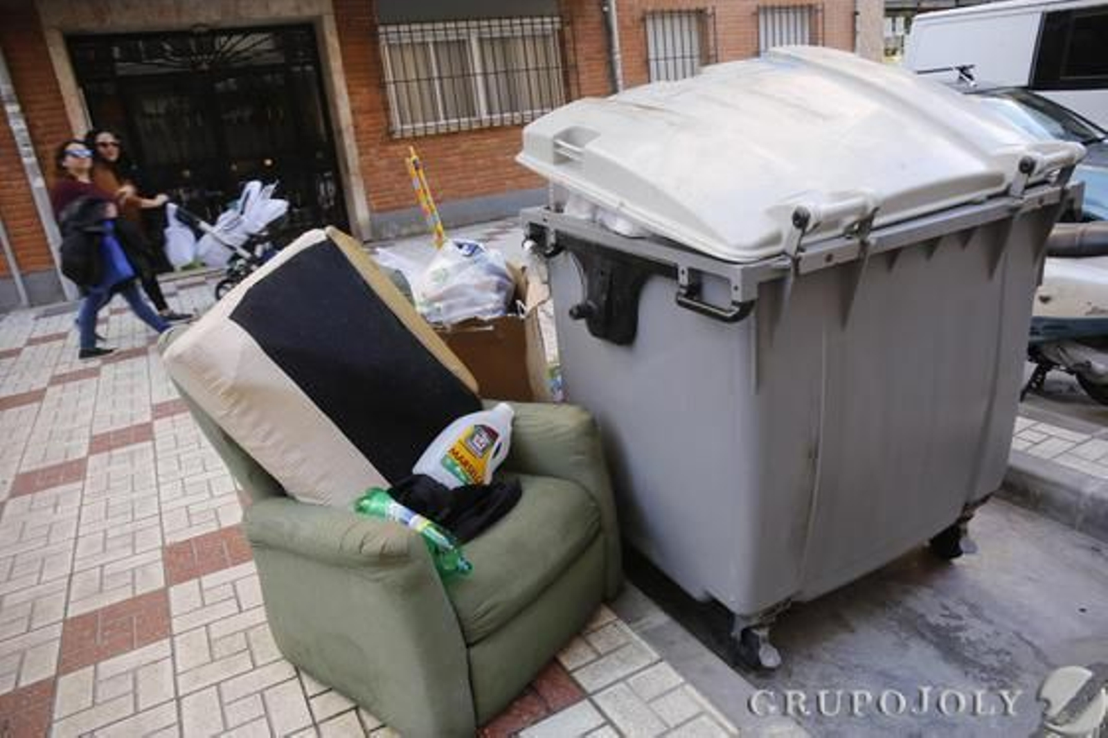 Imágenes de la huelga de basura de Limasa en diferentes distritos