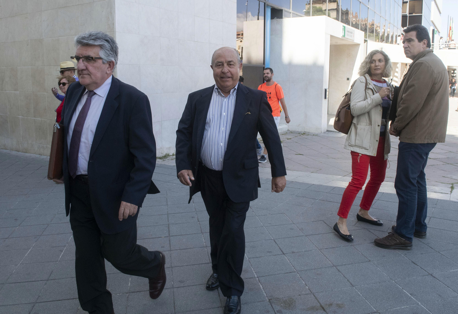 El exalcalde y su abogado de camino a los juzgados de La Caleta el pasado lunes.