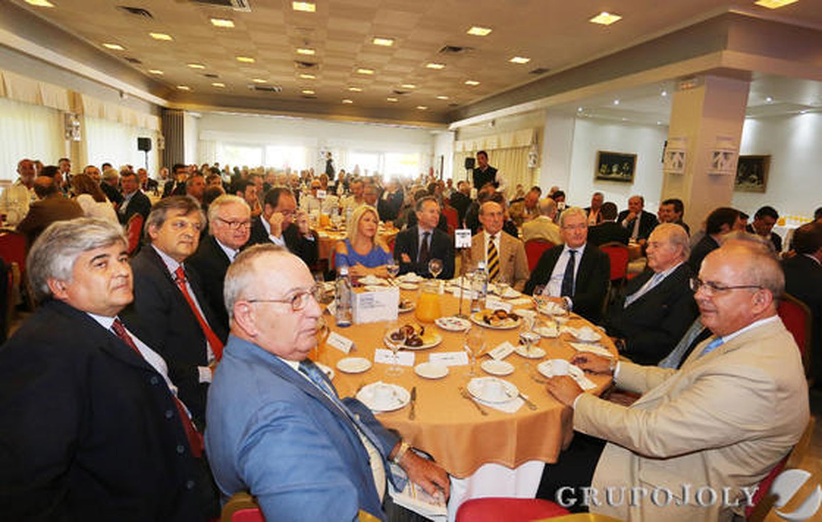 La alcaldesa de Jerez, Mamen Sánchez, entre José Joly Martínez de Salazar y Alberto Delgado. En la mesa, también, Beltrán Domecq, Pedro Rebuelta, José Bohórquez, Javier Sánchez Rojas, José Luis García Ruiz. Manuel Barbadillo, Jesús Medina y Tomás Osborne. 

Foto: Pascual