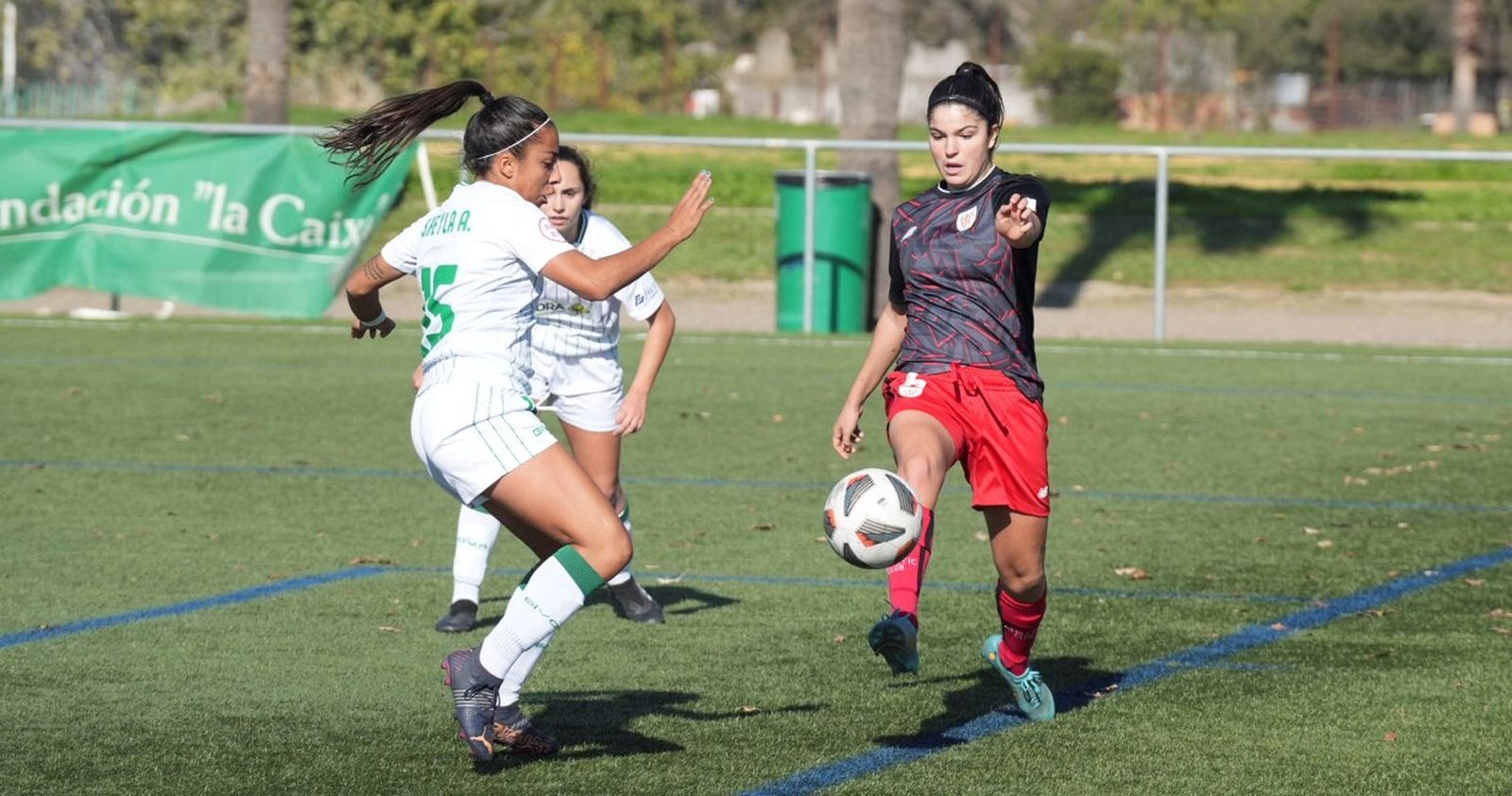 Un lance del duelo entre el Córdoba Femenino y el Athletic Club B en la Ciudad Deportiva.