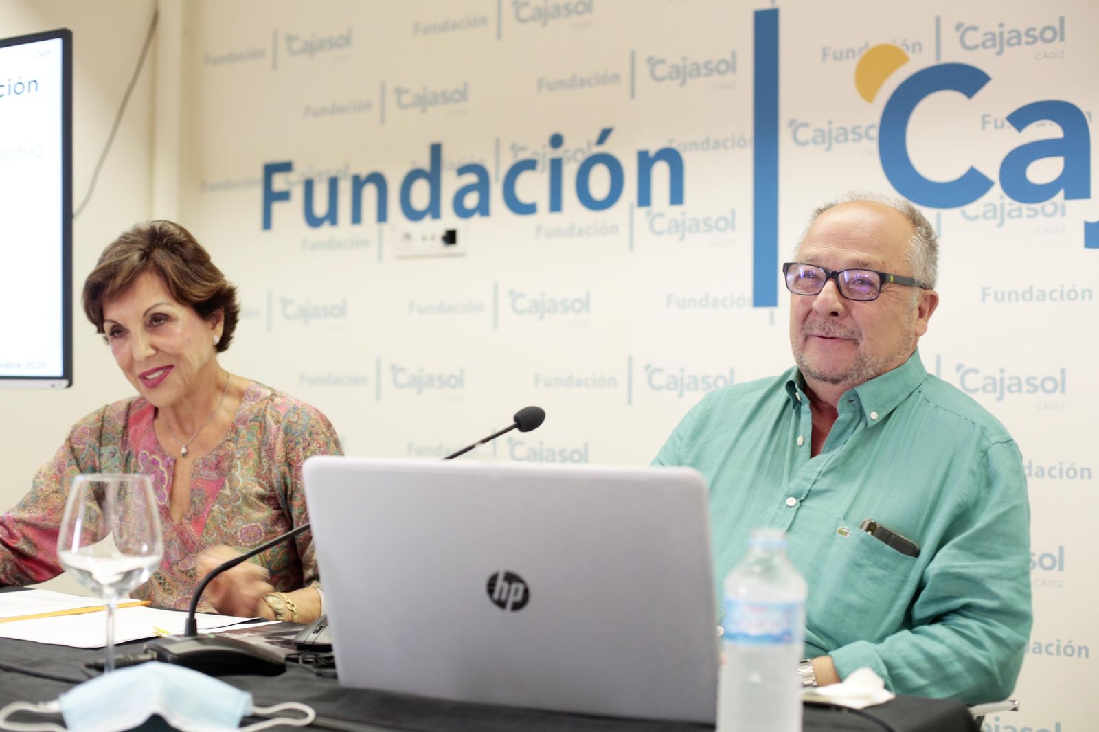 Quina y Javier Martínez de Salazar, durante la conferencia realizada en la sede de la Fundación Cajasol.