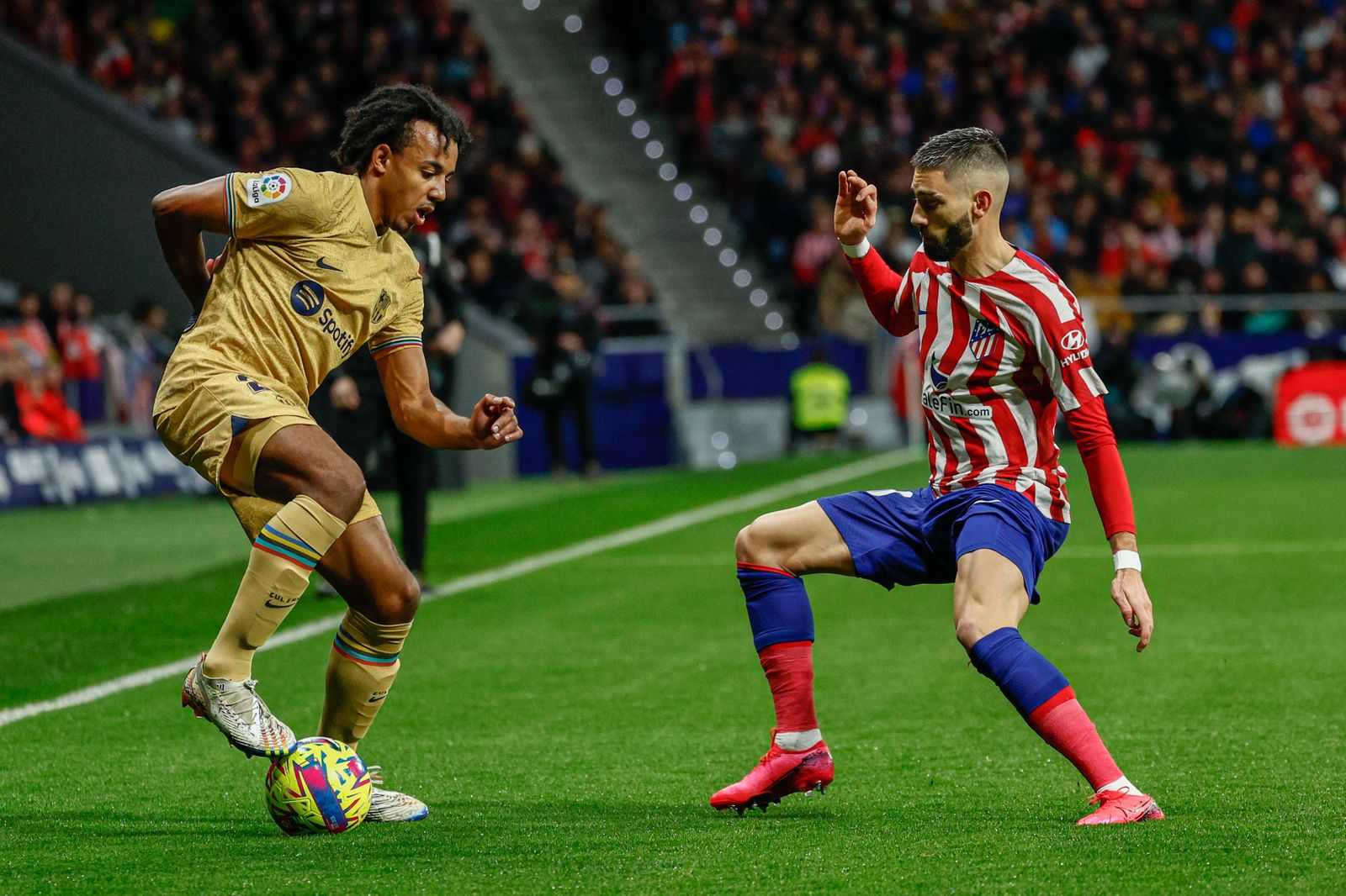 Koundé encara a Carrasco en el Atlético-Barcelona del pasado domingo