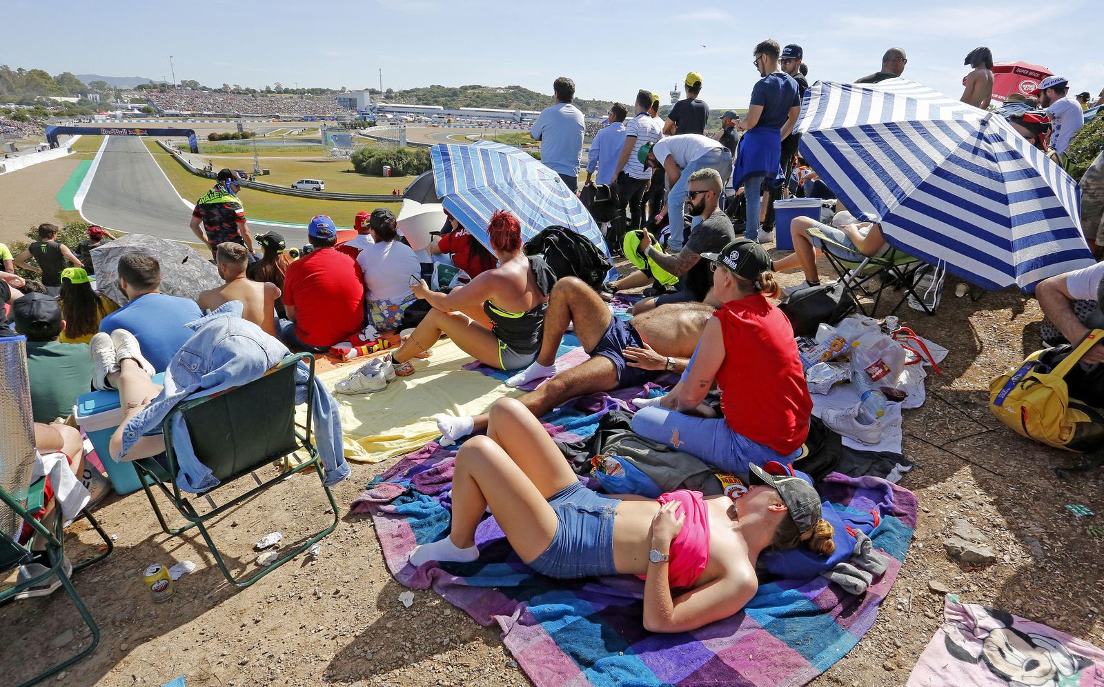 A ver motos y también a tomar el sol
