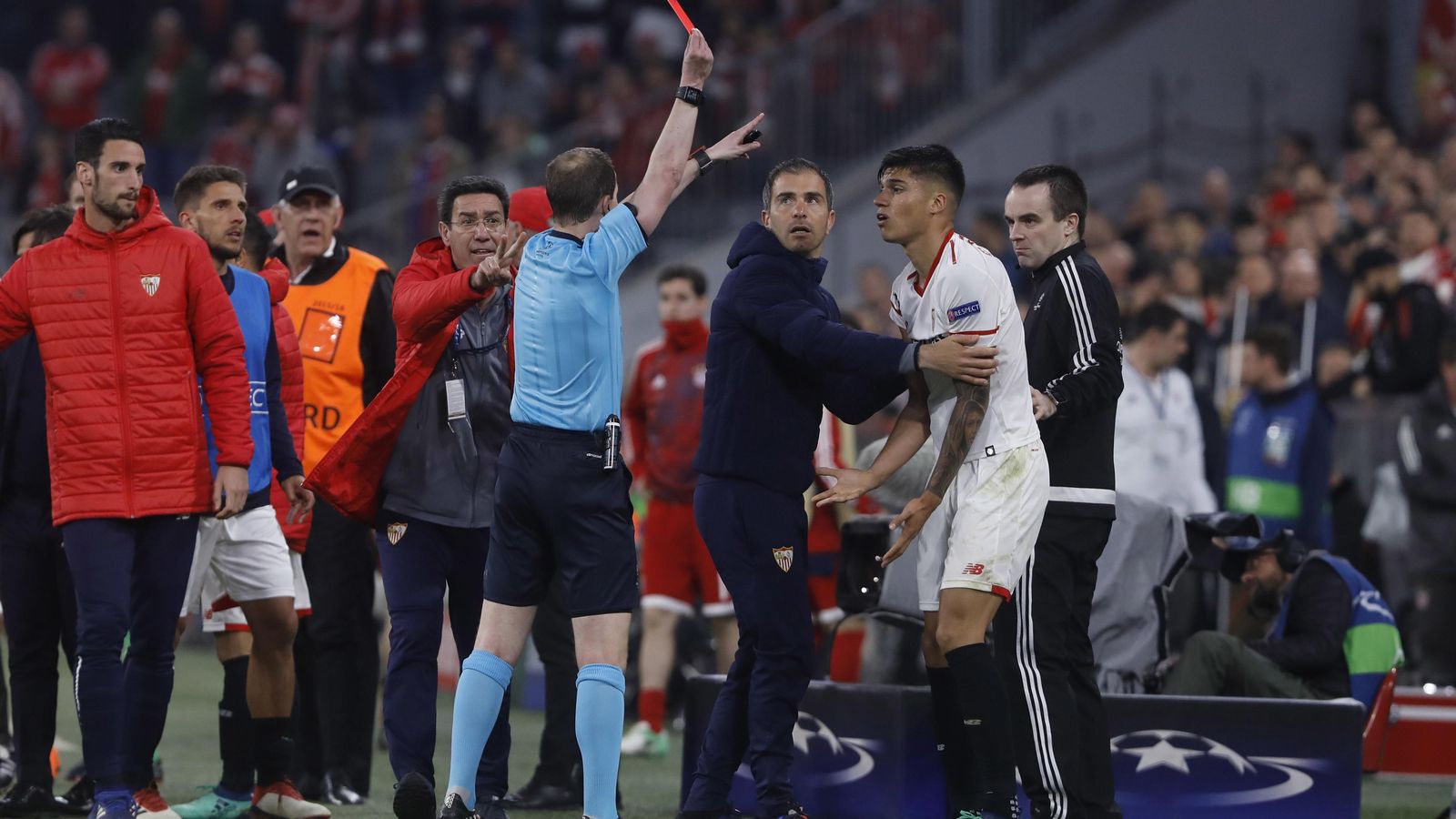 Correa ve la roja en el descuento por una entrada a Javi Martínez.