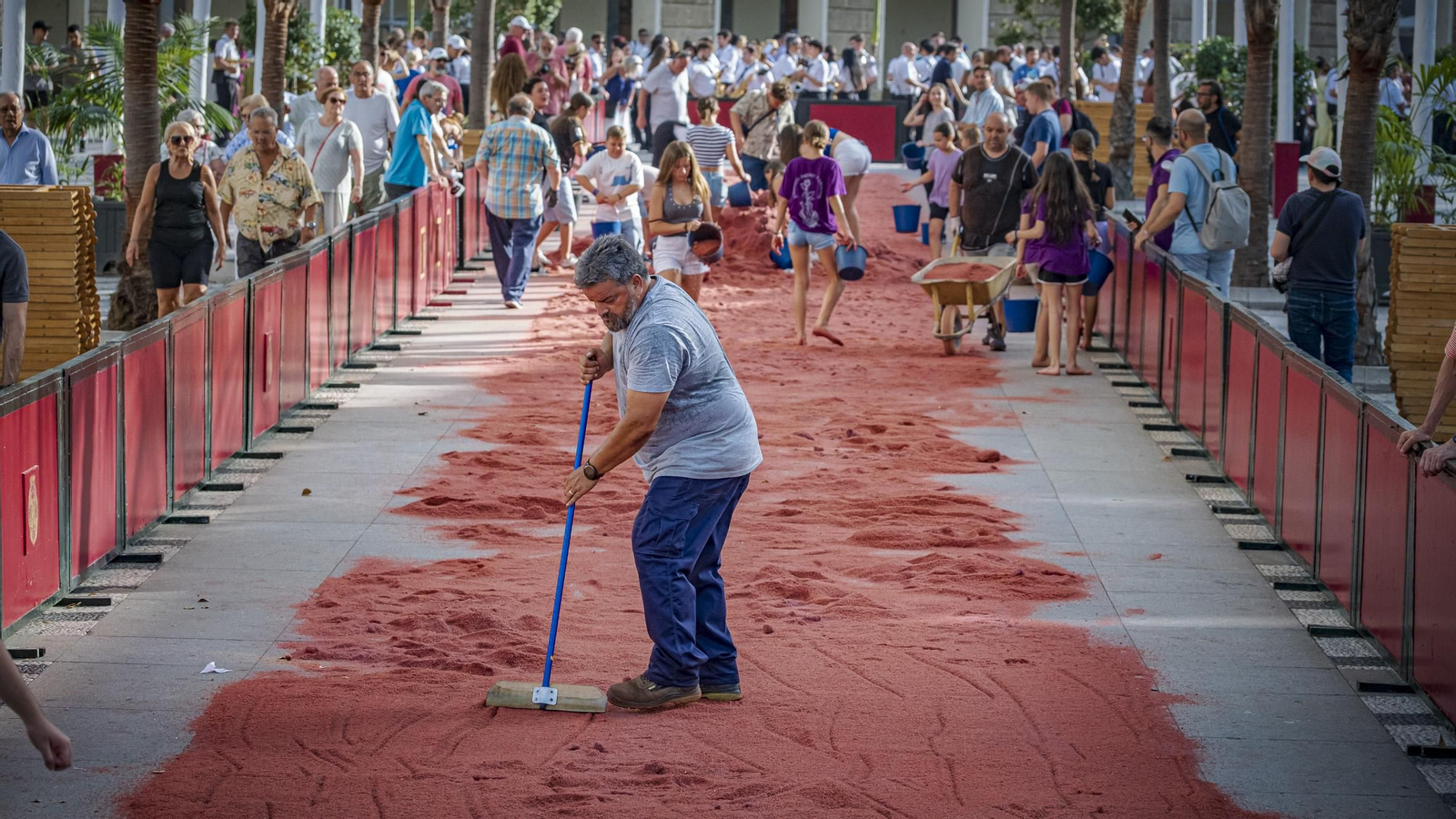 Ambiente previo al Corpus y Día del Orgullo en la Plaza de La catedral de Cádiz