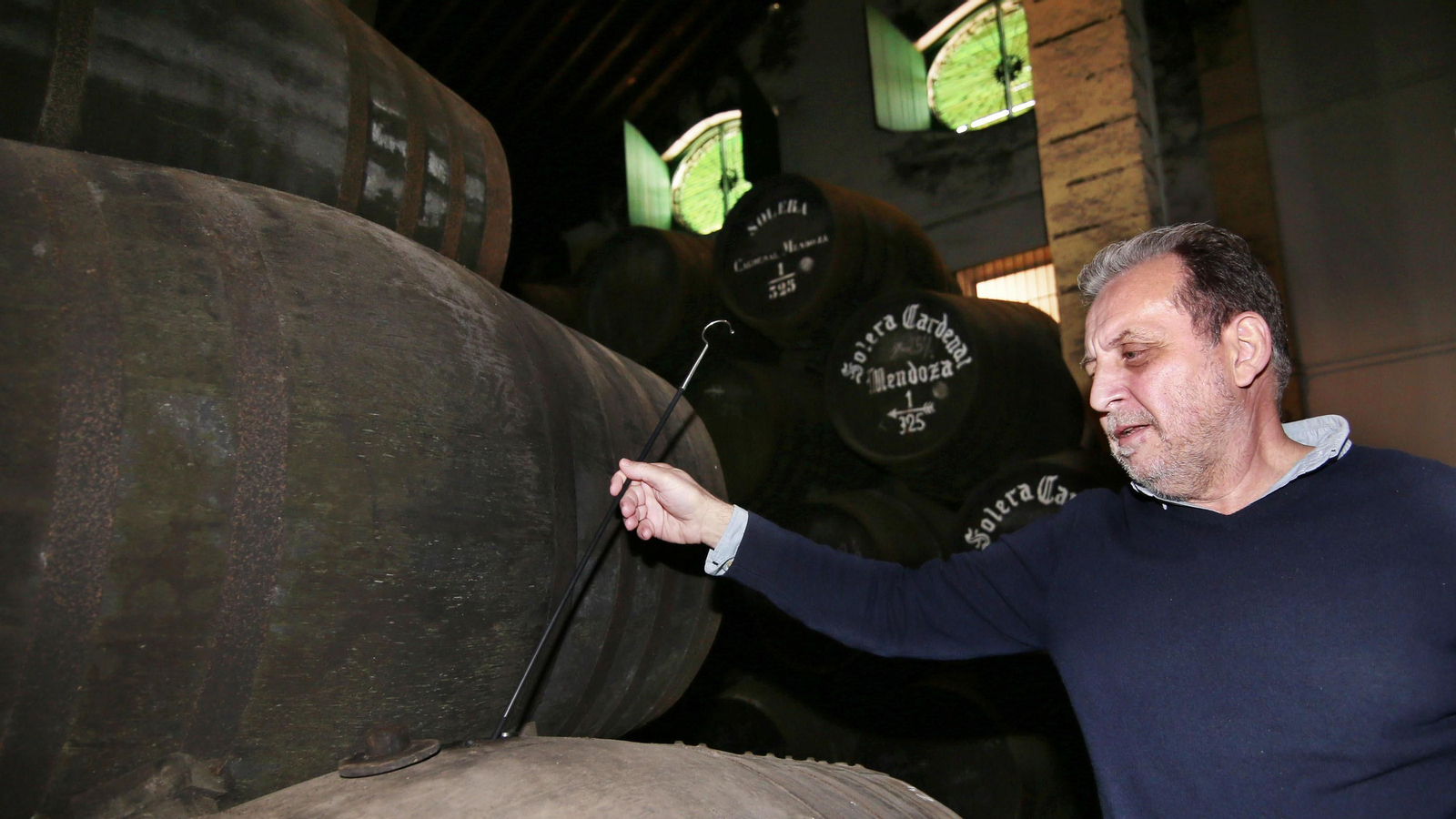 Franciso Javier Requejo, consejero delegado de Sánchez Romate, junto a las soleras del Cardenal Mendoza.