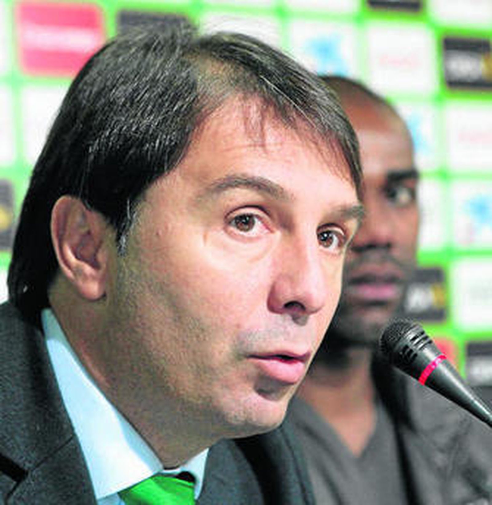 El director deportiva, Vlada Stosic, atiende a la prensa.