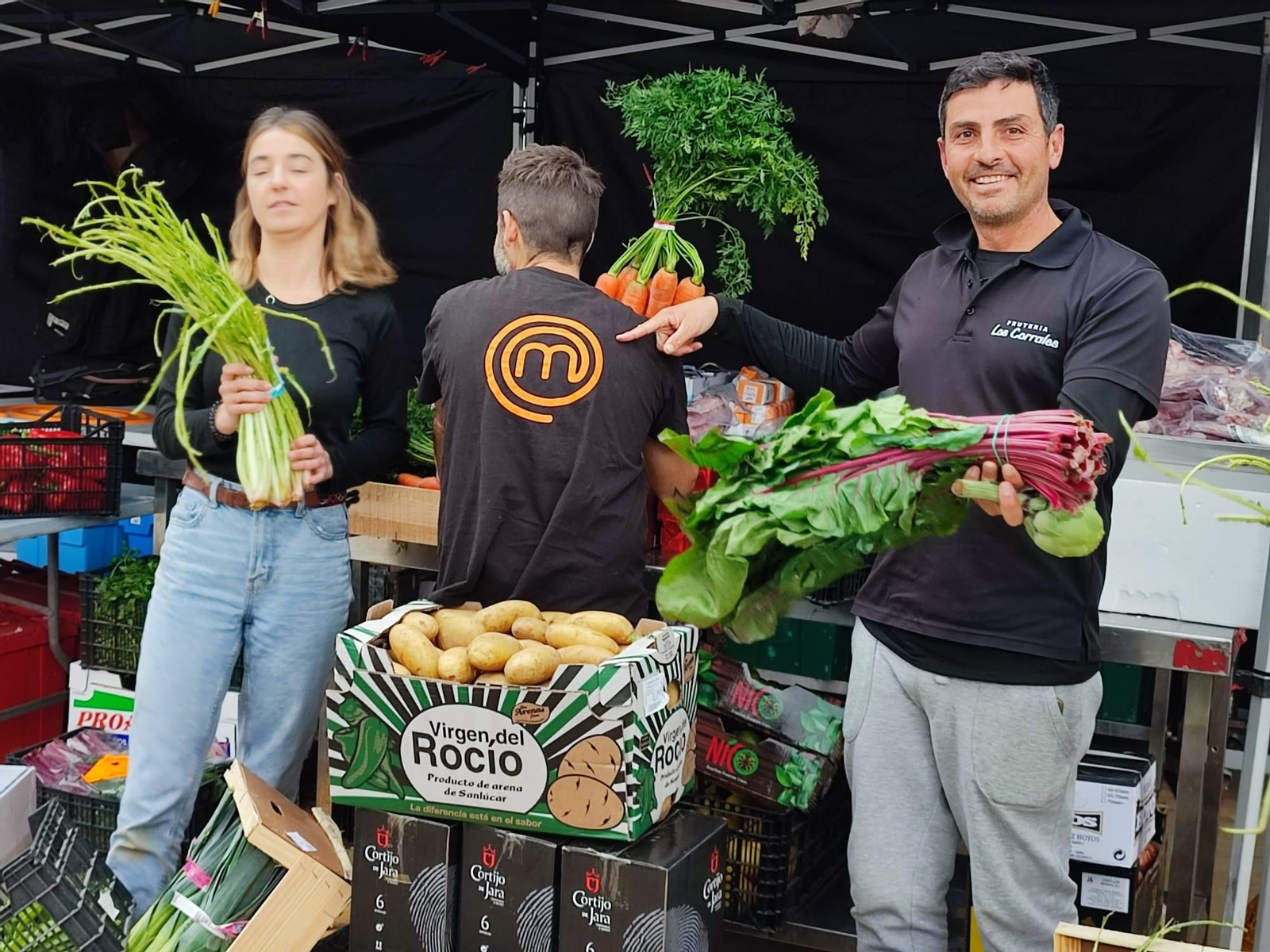 Personal de MasterChef y de la frutería Los Corrales de Cádiz colaboraron en el montaje de los platós.