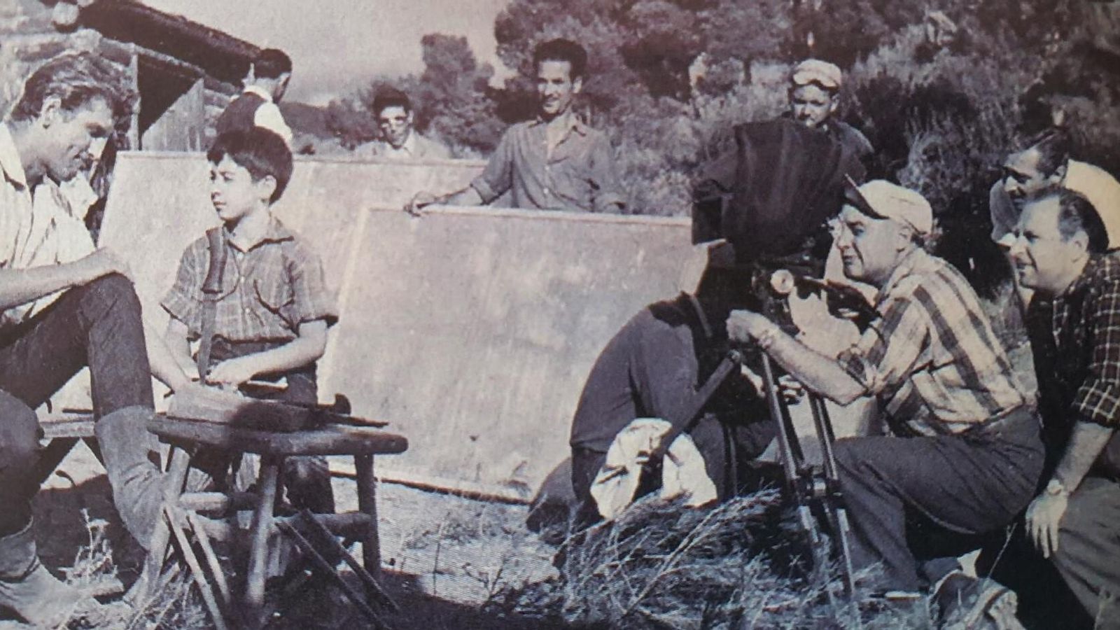 Pablito Calvo rueda ese año en Almuñécar, en esta imagen le vemos recibir órdenes del director de la película