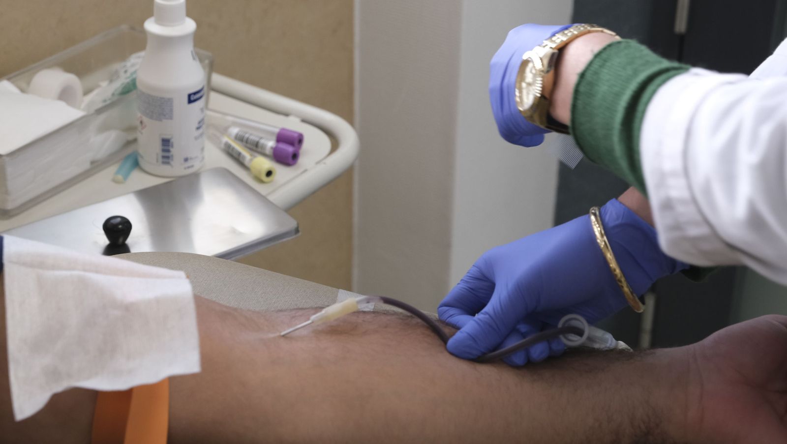 Haz una buena obra y dona sangre, te esperan en el Hospital Torrecárdenas, en imágenes