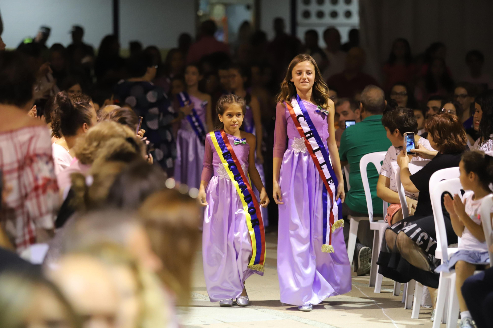 Niñas que representan a países iberoamericanos en un acto de coronación de la reina de las fiestas.