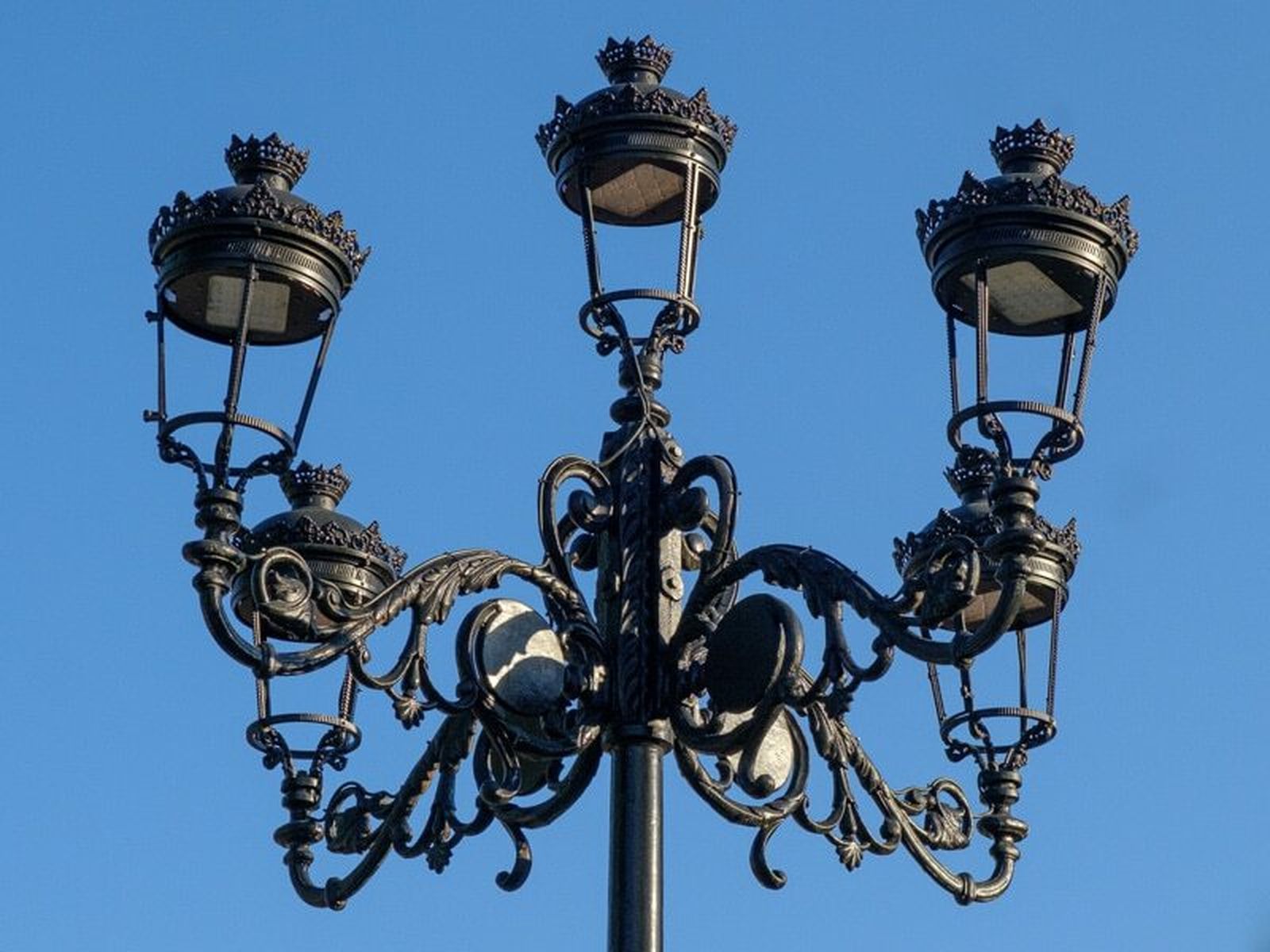 Un ejemplo de farola fernardina