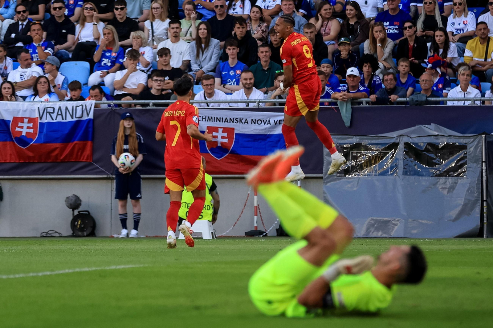 Mateo Joseph celebra su gol a Eslovaquia en el triunfo de España en su primer partido del Europeo sub 21.