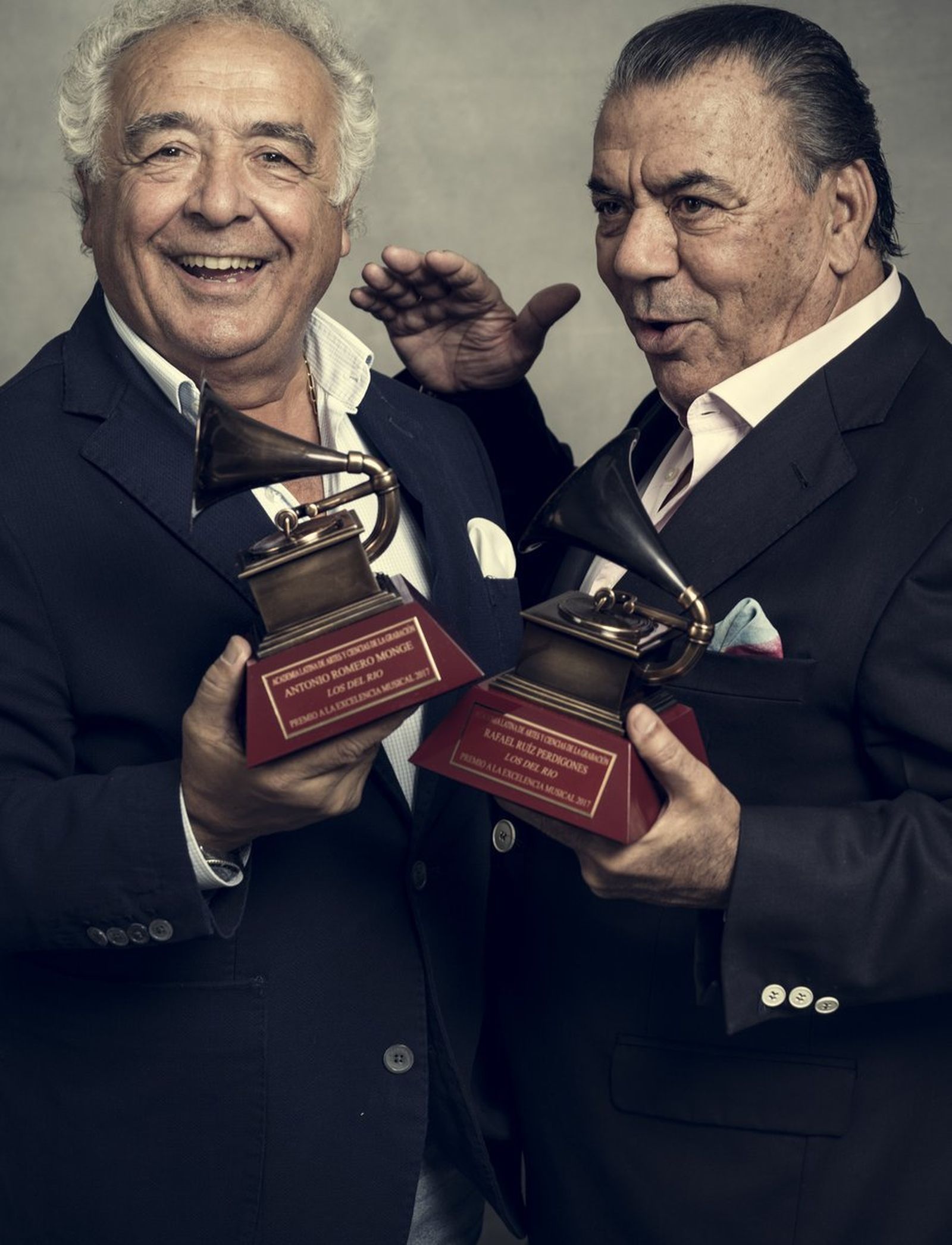 Los del Río posan con el galardón.