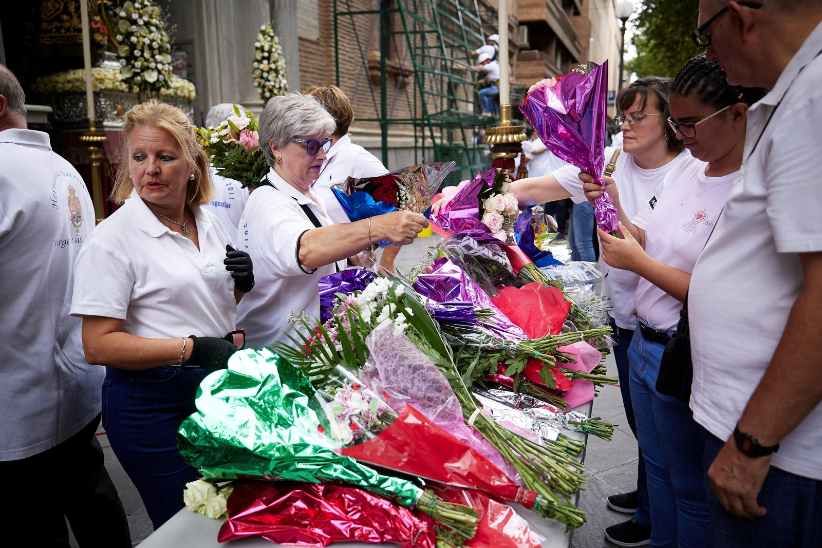 Granada se vuelca con la ofrenda floral en la Basílica de la Virgen de las Angustias