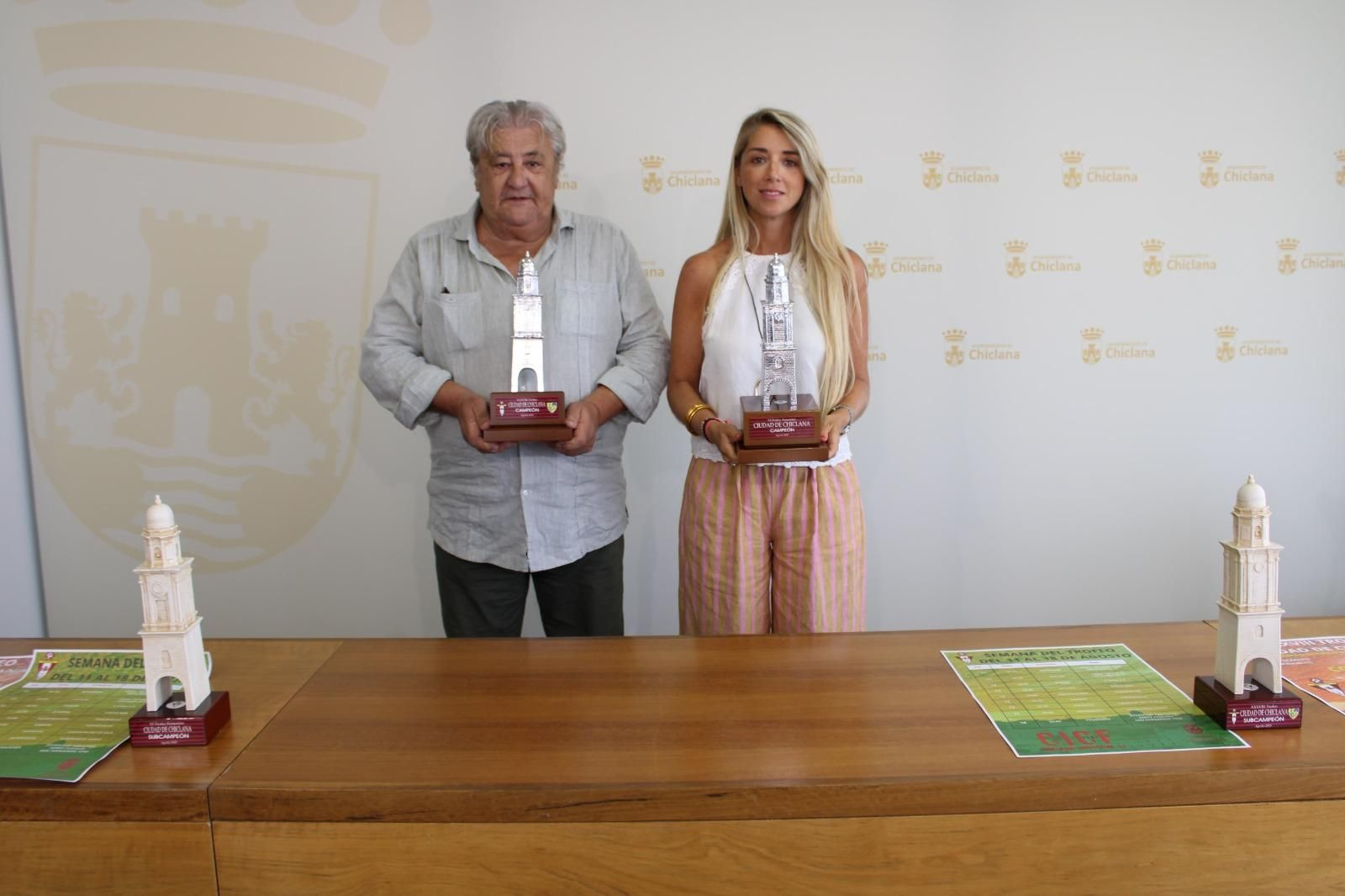 Los participantes en la rueda de prensa muestran los trofeos.