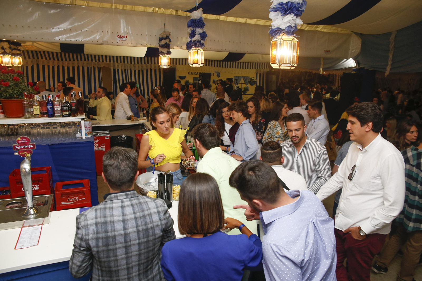 1. Barras a pleno rendimiento en las casetas del recinto ferial de Almanjáyar. 2. Los 'selfies' ya no están tan de moda como antes aunque todo el mundo quiera hacerse una foto frente a la portada del ferial. 3. En las atracciones de vértigo, la mayoría tuerce el gesto, pero alguno que otro se permite el lujo de saludar a cámara en plena caída.  4 y 7. Conciertos en las caseta. 5. Muchos optan por cenar en el ferial antes de salir de fiesta. 6. La calle del Infierno, a reventar en las últimas noches de Corpus en Almanjáyar.