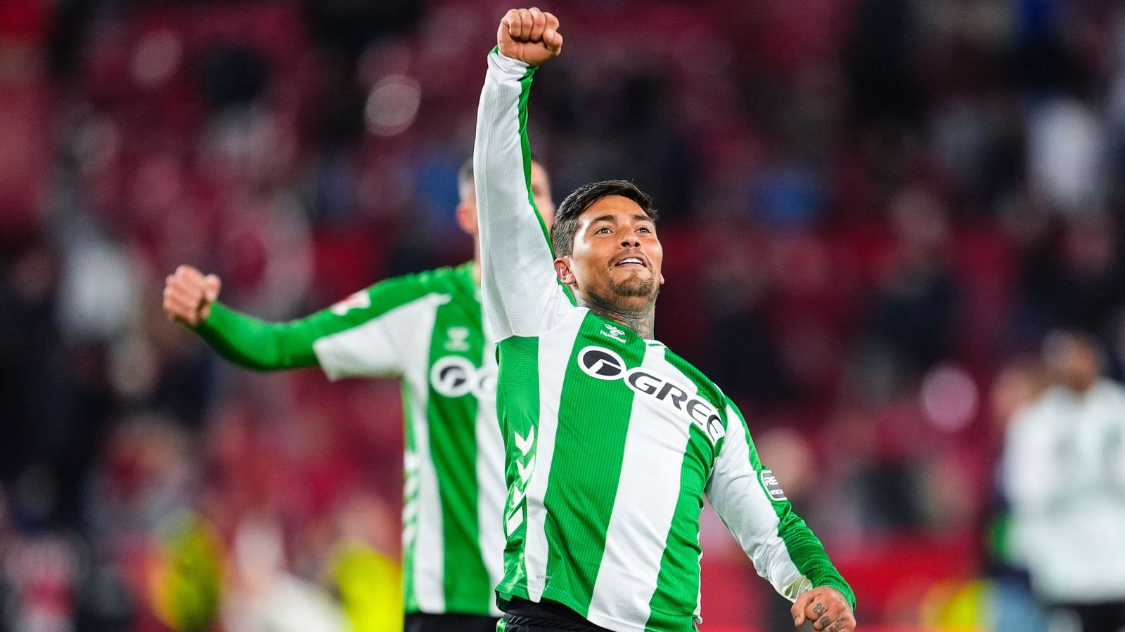 Chimy Ávila celebra la victoria en el derbi este curso con el Betis