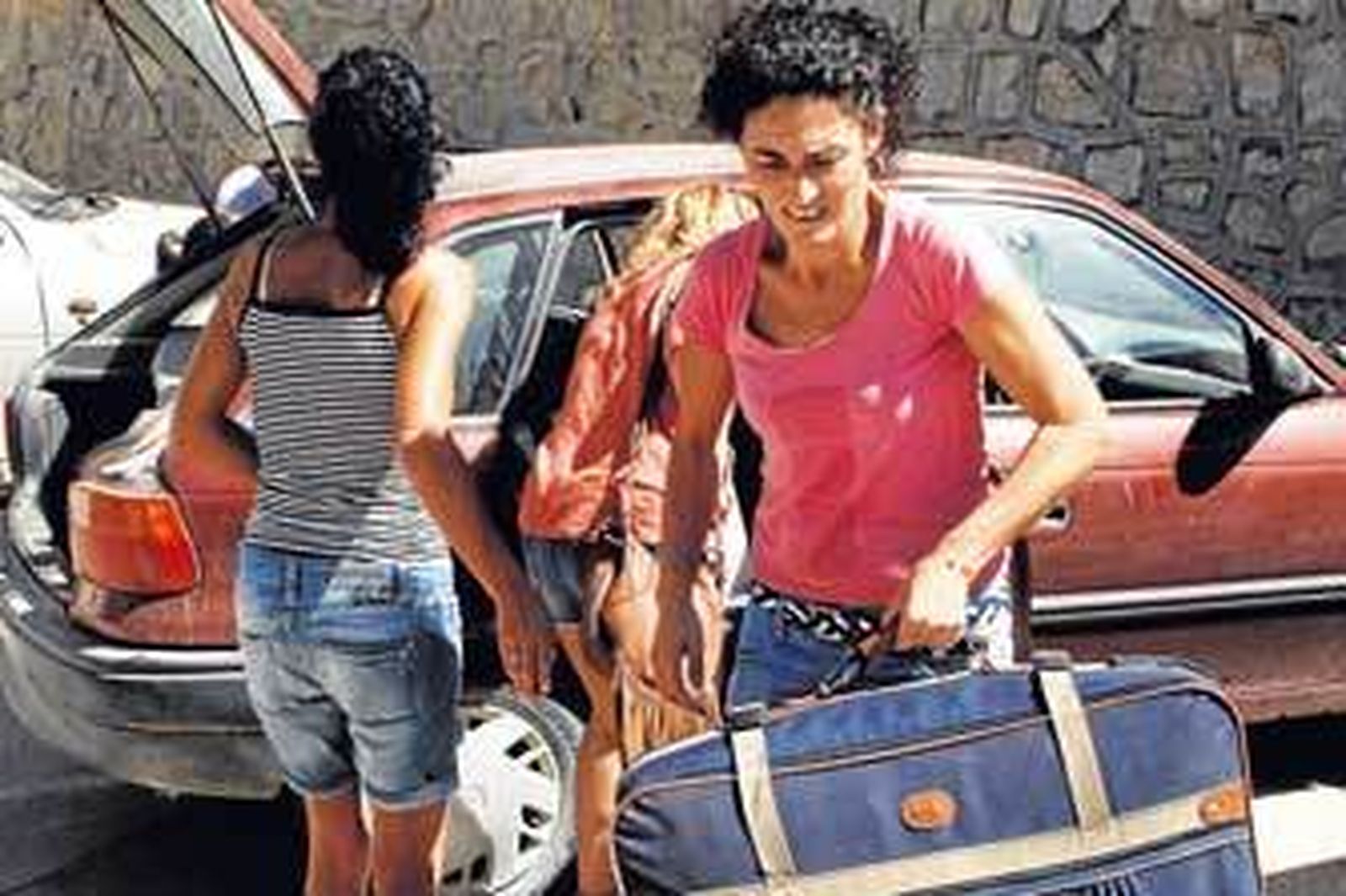 Imagen de archivo de una familia alcalareña preparando el viaje hacia Francia. /Ramón Aguilar