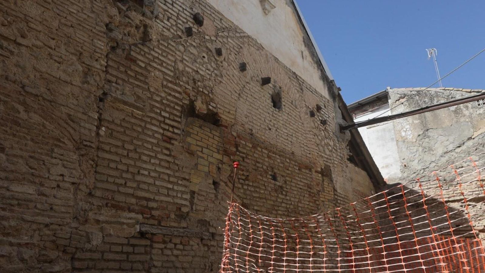 En la foto se percibe la cubierta a dos aguas de la sinagoga y el recrecido barroco posterior.