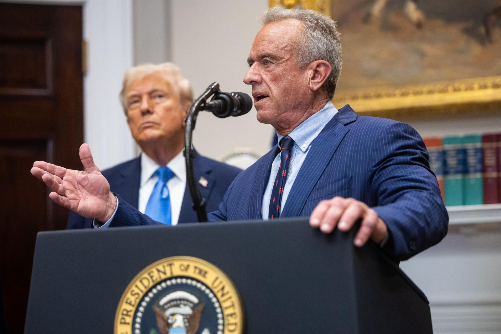 El secretario de Salud de EEUU, Robert F. Kennedy, habla mientras el presidente, Donald Trump, lo observa en la Casa Blanca.