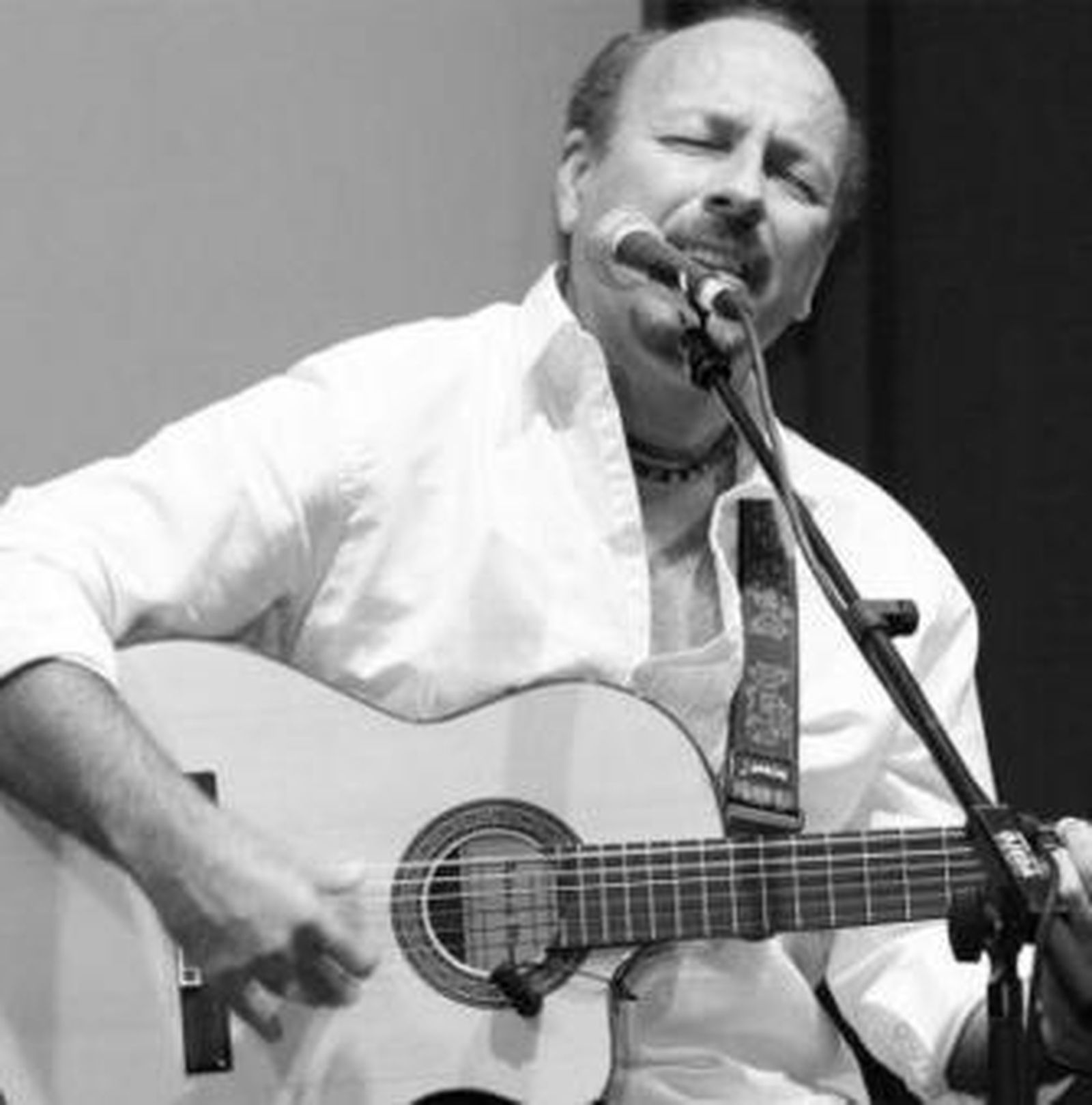 Javier Ruibal con su inseparable guitarra