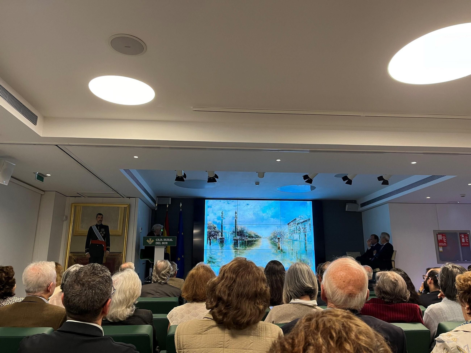 Enrique Valdivieso, junto a una de sus obras preferidas, ‘Inundación en la Alameda’, de García Rodríguez