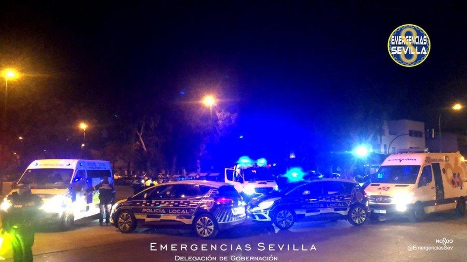 Policías y sanitarios en el lugar del accidente.
