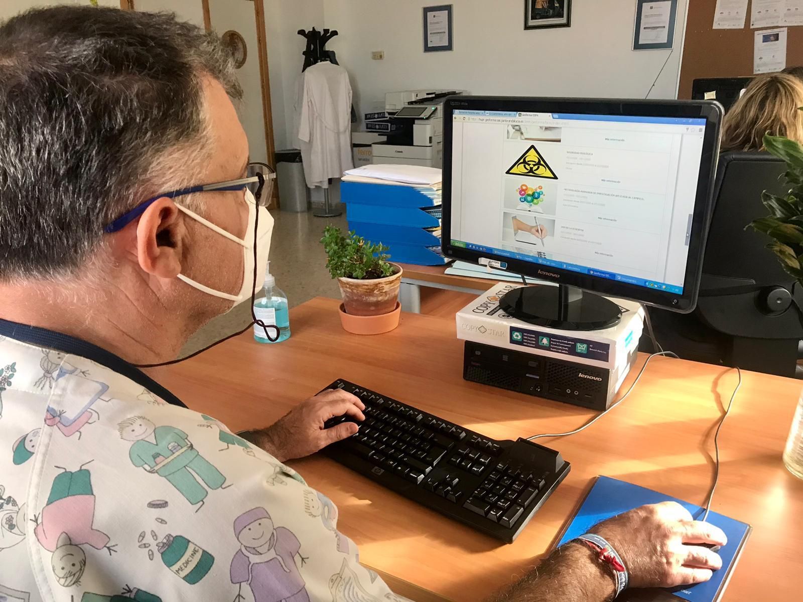 Uno de los trabajadores del Hospital de Puerto Real durante la formación