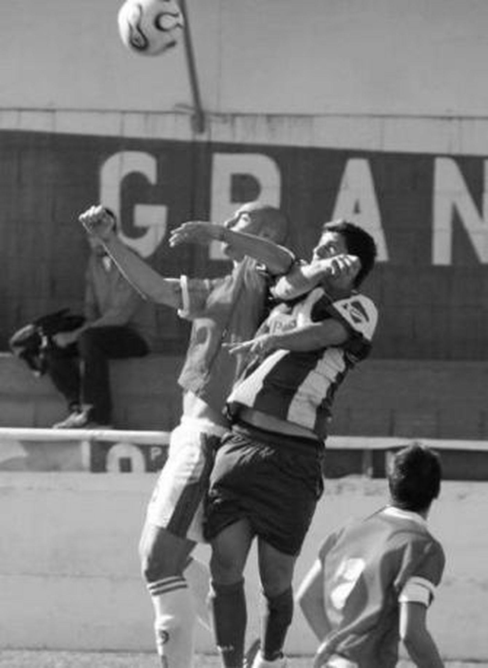 Jordi Vinuesa lucha por un balón aéreo con un rival.