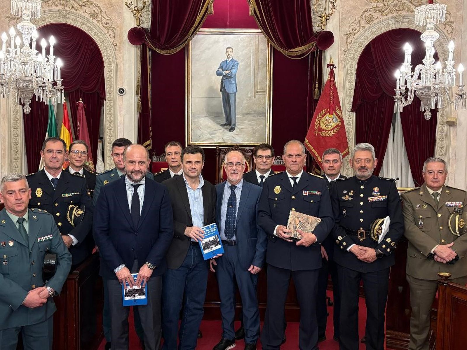 El autor del libro, José Rafael Fernández López, con el grupo de autoridades que estuvieron en el acto de presentación.