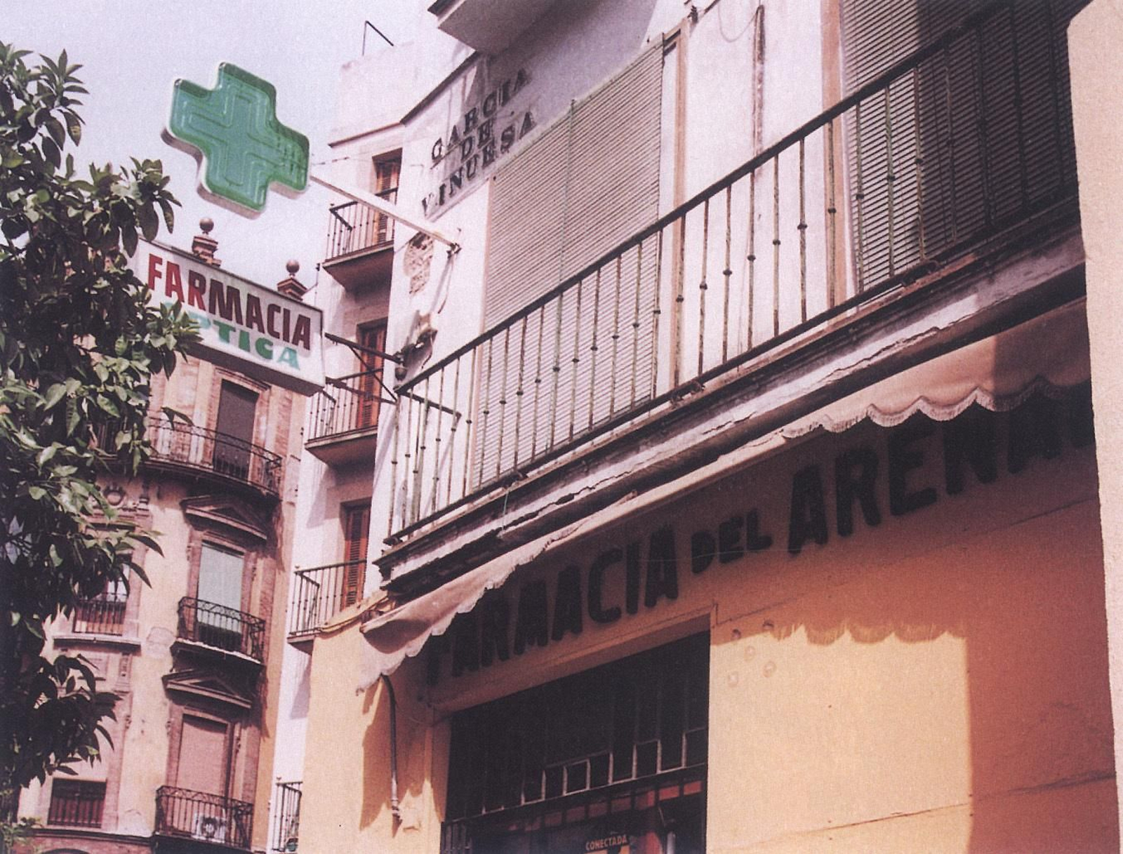 Farmacia con su distintiva cruz verde arriba.