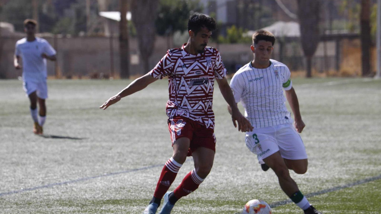 Iván Navarro pelea por un balón con Manolillo, capitán cordobés.