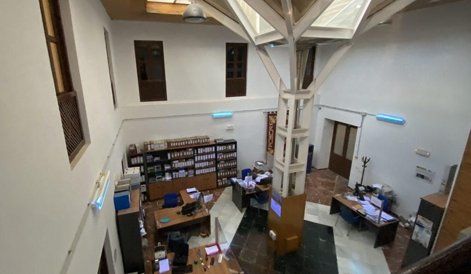 Berja utiliza luces ultravioleta para desinfectar las zonas de atención al público