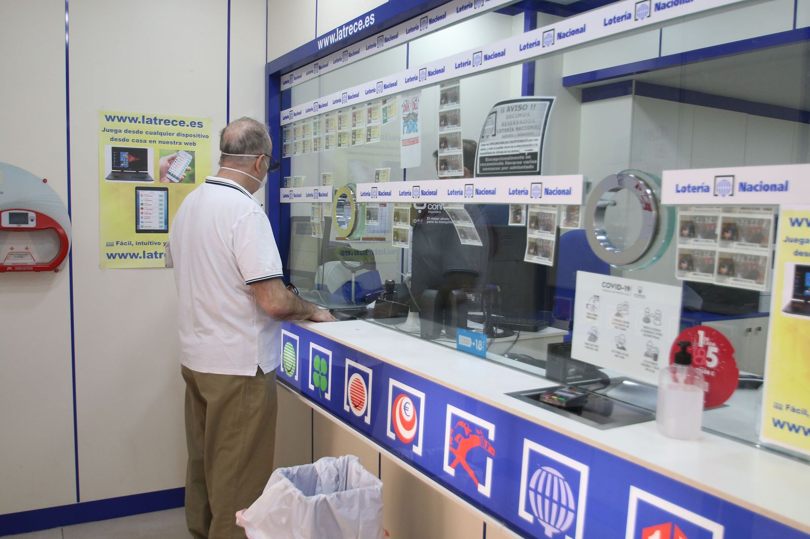 Un cliente en una administración de lotería.