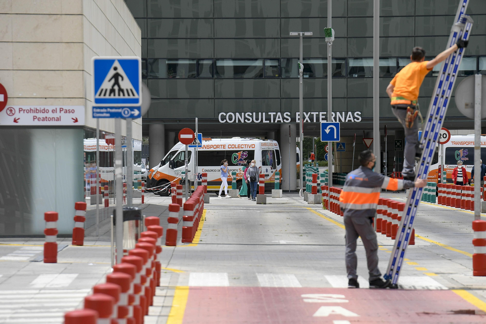 Aspecto de la entrada a consultas externas en el Hospital Universitario Clínico San Cecilio esta mañana
