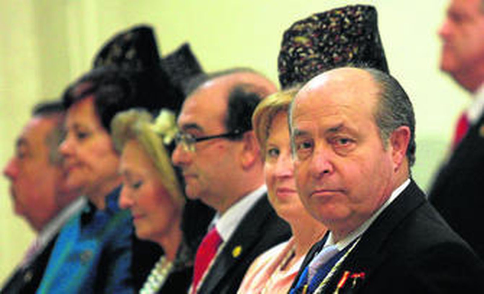 El alcalde, en el acto de coronación de la virgen de la Aurora en la catedral.