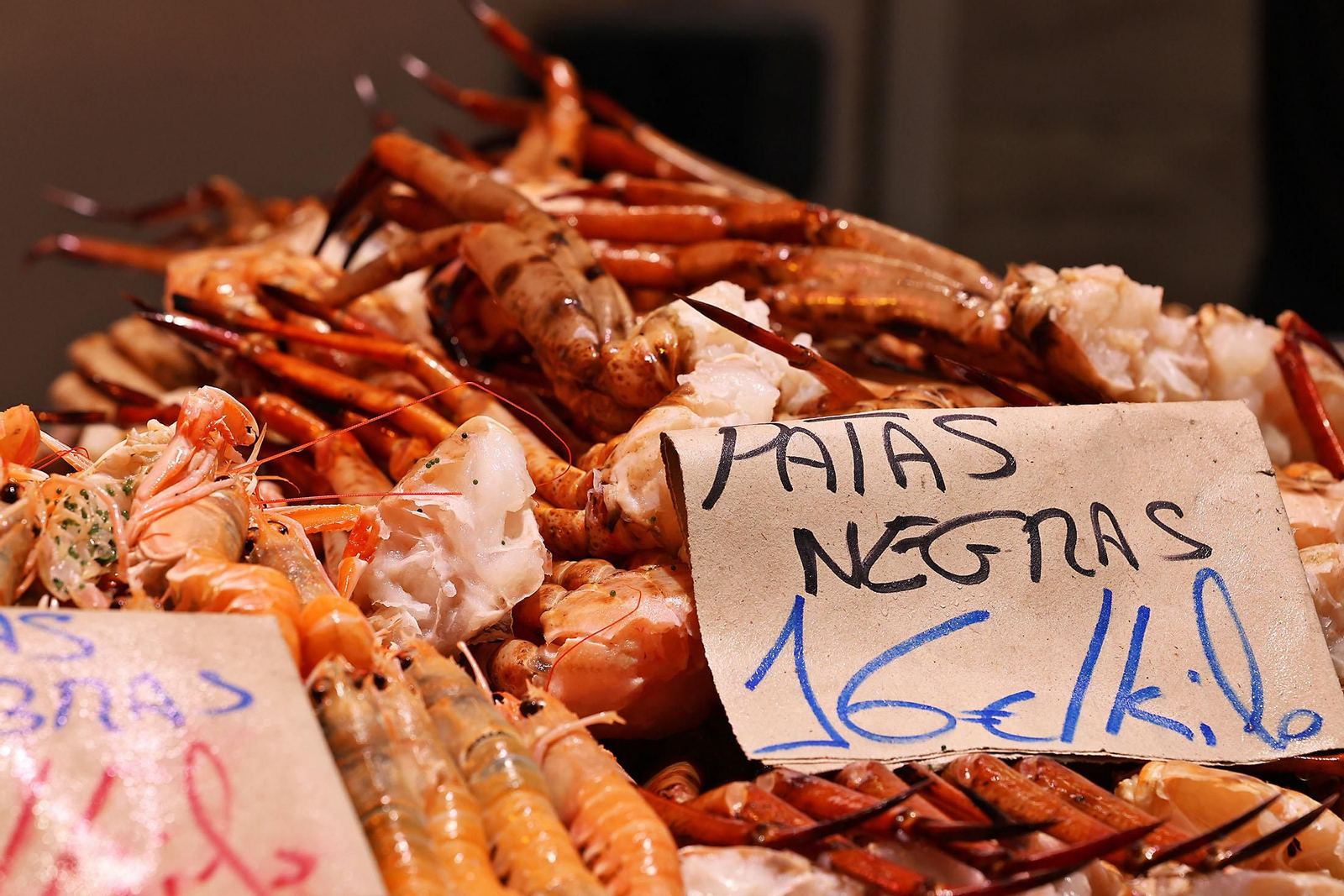 Imágenes de las compras en el entorno del Mercado del Carmen en la mañana de sábado