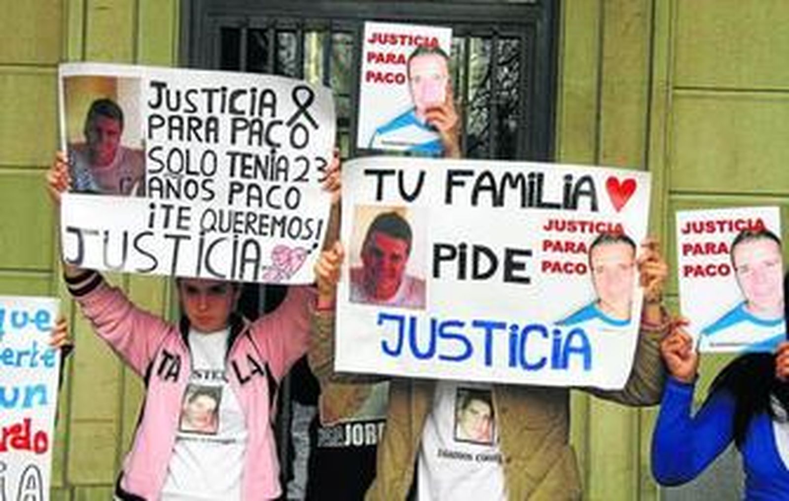 Varios familiares del fallecido se concentran durante el juicio a Óscar Riquelme, en mayo de 2012.