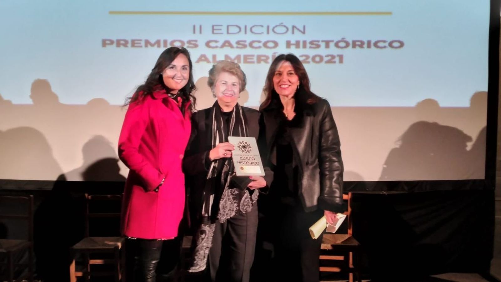 La presidenta de la Asociación de Vecinos Casco Histórico, Magdalena Cantero, junto a Carmen Ravassa y su hija tras recoger el premio