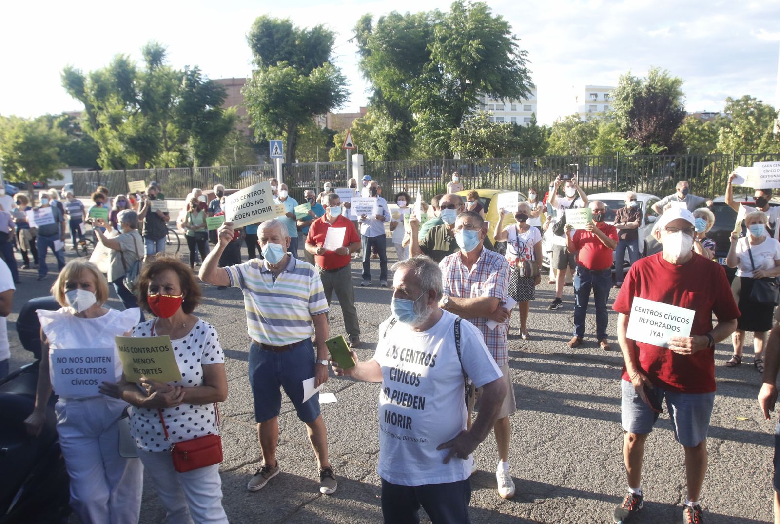El encierro para exigir la apertura de los centros cívicos de Córdoba, en imágenes