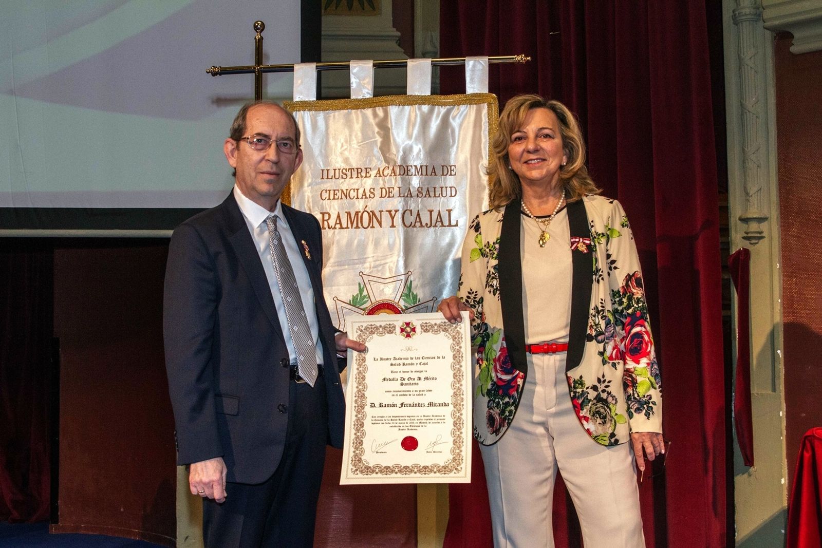 El dermatólogo almeriense Ramón Fernández Miranda recibe la Medalla al Mérito Sanitario
