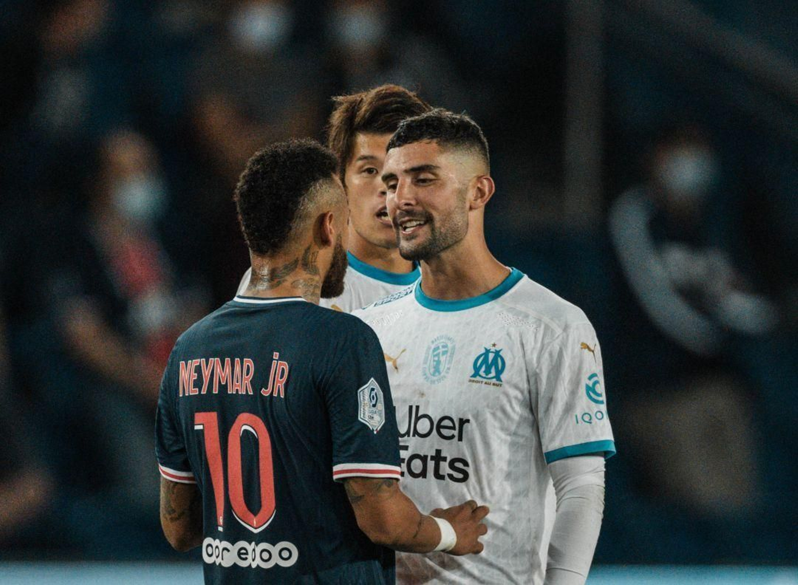 Enganchada de Álvaro González con Neymar en un partido contra el PSG. Enganchada de Álvaro González con Neymar en un partido contra el PSG.