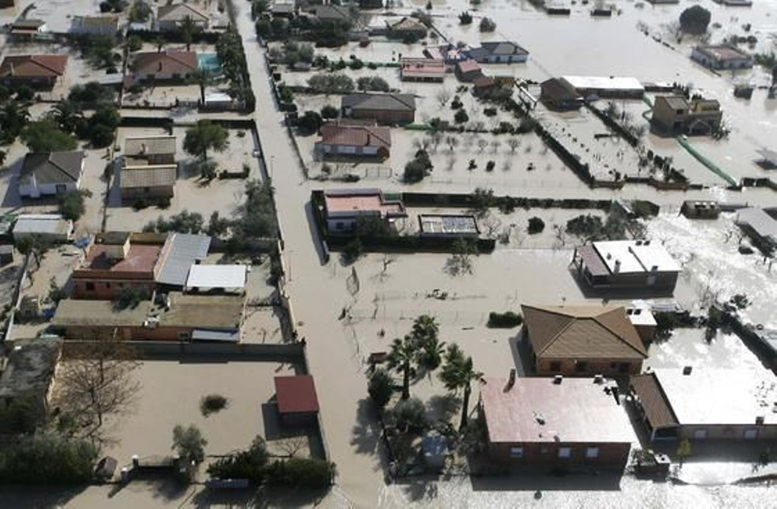 Vista aérea del cauce del río Guadalquivir desbordado a su paso por la zona del aeropuerto, la urbanización Altea y Córdoba. / José Martínez
